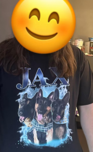 Exemplo de t-shirt personalizada com foto do cão em estilo vintage anos 90