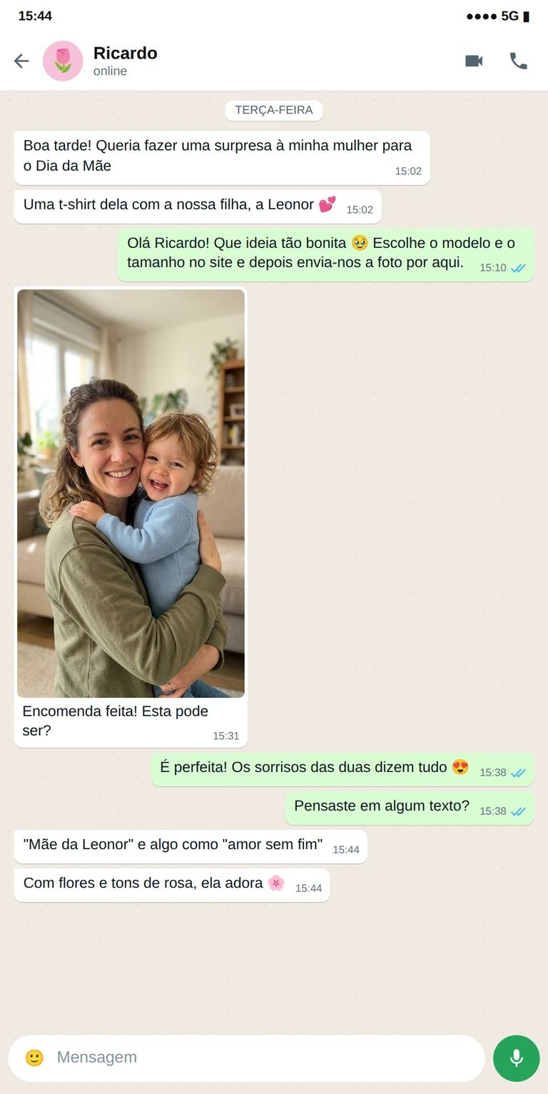 Exemplo de conversa de WhatsApp com a foto enviada para uma t-shirt personalizada para o Dia da Mãe